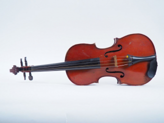 Vente aux enchères Violon Mirecourt XXème. Etiquette Gautié, cassure d'âme sur la table. 