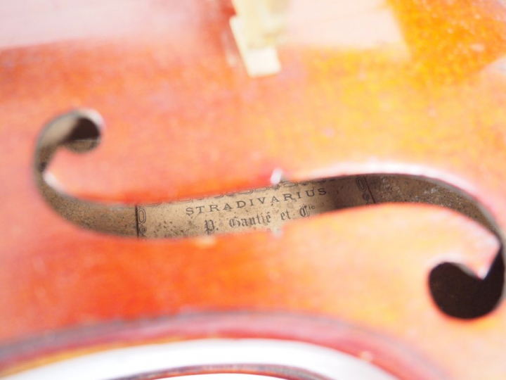 Violon Mirecourt XXème. Etiquette Gautié, cassure d'âme sur la table. 