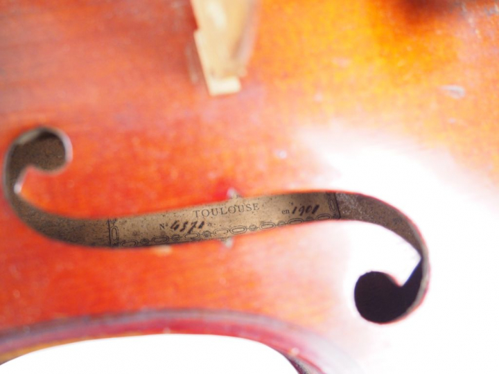 Violon Mirecourt XXème. Etiquette Gautié, cassure d'âme sur la table. 