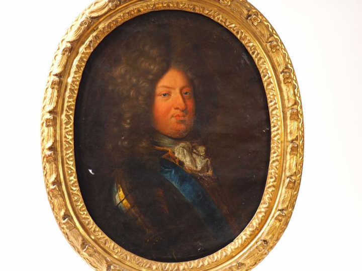 Ecole française XIXème.  'Portrait du grand dauphin en médaillon'. Hui