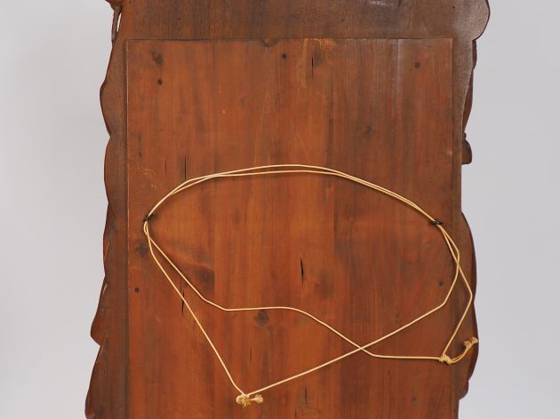 Miroir XIXème en bois sculpté à décor d'amours dans une draperie. Dim.