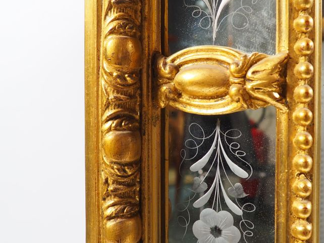 Grande glace à parecloses Napoléon III en bois et stuc doré, à décor d