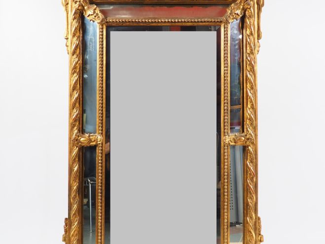 Glace à parecloses Napoléon III en bois et stuc doré à décor de perles