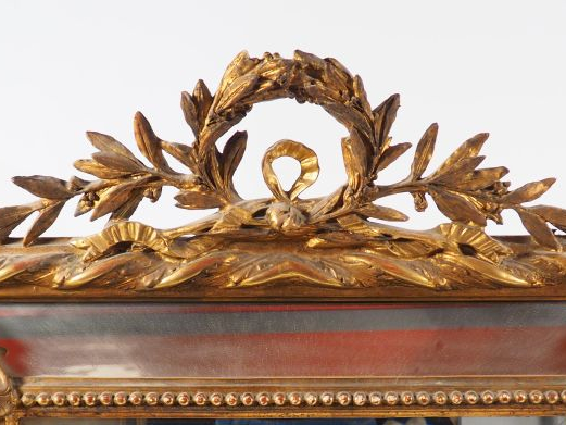 Glace à parecloses Napoléon III en bois et stuc doré à décor de perles