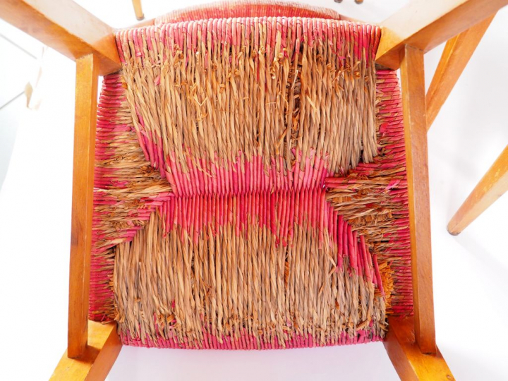 Geneviève PONS. Suite de 6 chaises paillées polychromes.