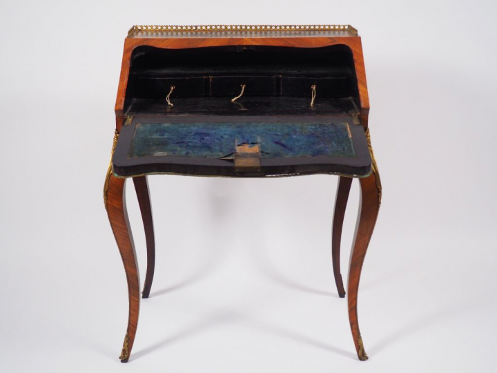 Petit bureau de pente Napoléon III en marqueterie et ornementation de 