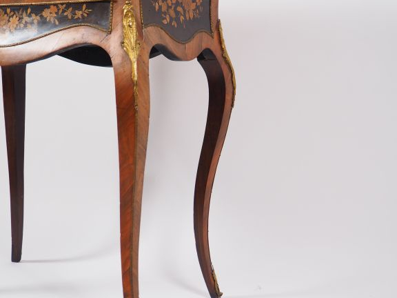 Petit bureau de pente Napoléon III en marqueterie et ornementation de 