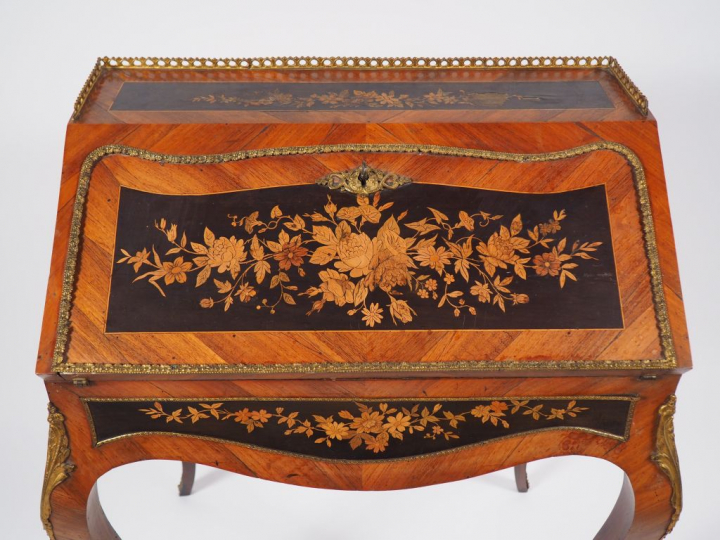 Petit bureau de pente Napoléon III en marqueterie et ornementation de 