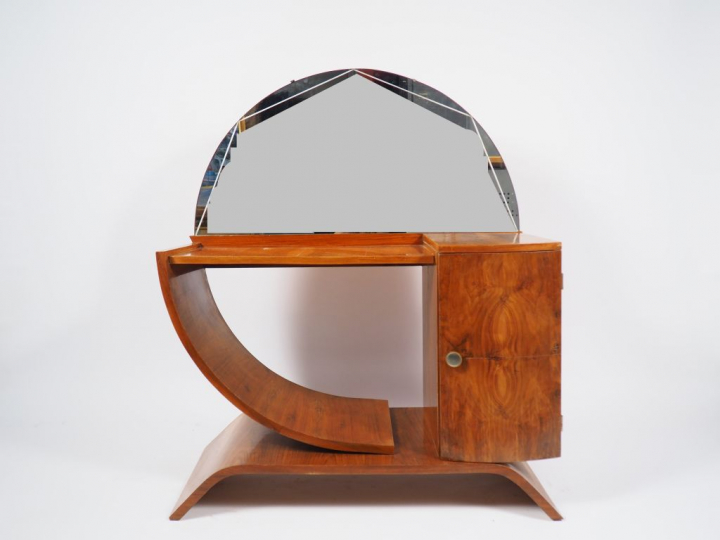 Coiffeuse 1940 en noyer et placage de noyer, ouvrant à une porte. Dim.