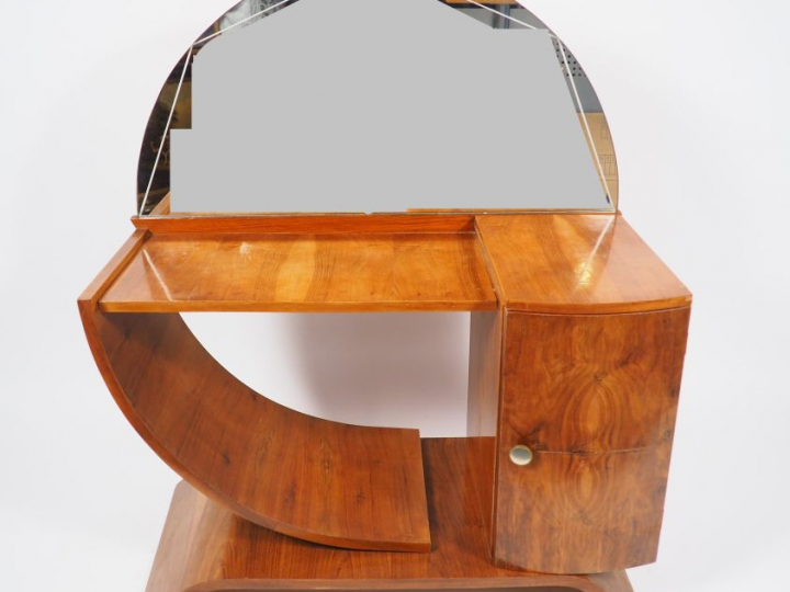 Coiffeuse 1940 en noyer et placage de noyer, ouvrant à une porte. Dim.