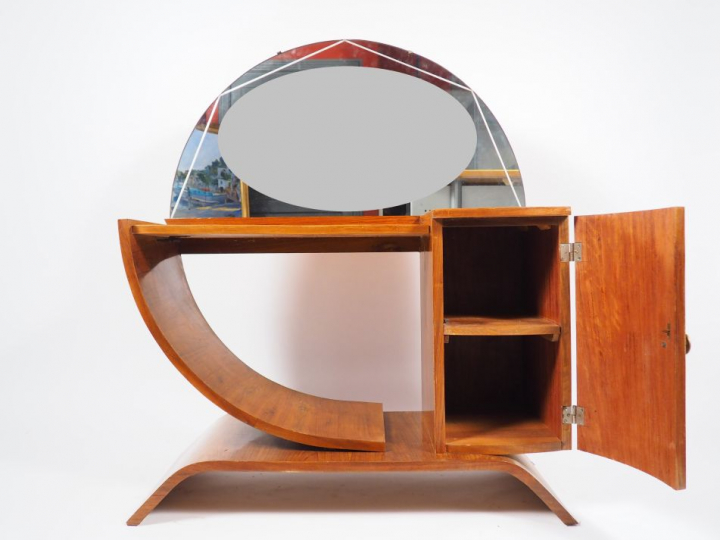 Coiffeuse 1940 en noyer et placage de noyer, ouvrant à une porte. Dim.