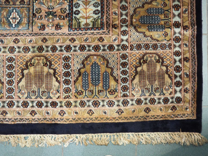 Grand tapis d'Orient en soie à décor de motifs géométriques et de fris