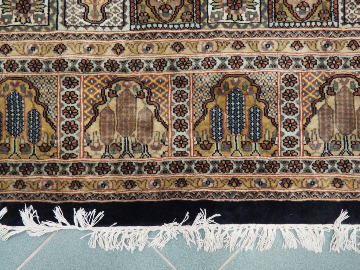 Grand tapis d'Orient en soie à décor de motifs géométriques et de fris