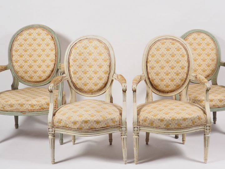 Deux différentes paires de fauteuils Louis XVI en bois rechampi blanc 