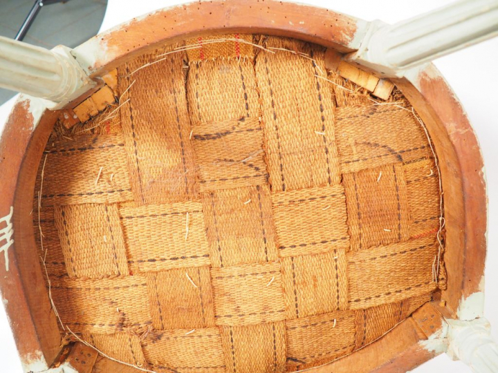 Deux différentes paires de fauteuils Louis XVI en bois rechampi blanc 