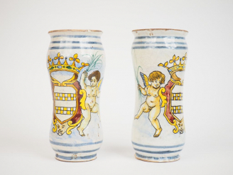Vente aux enchères Paire d'albarellii de style XVIIIème en faience polychrome à décor de 