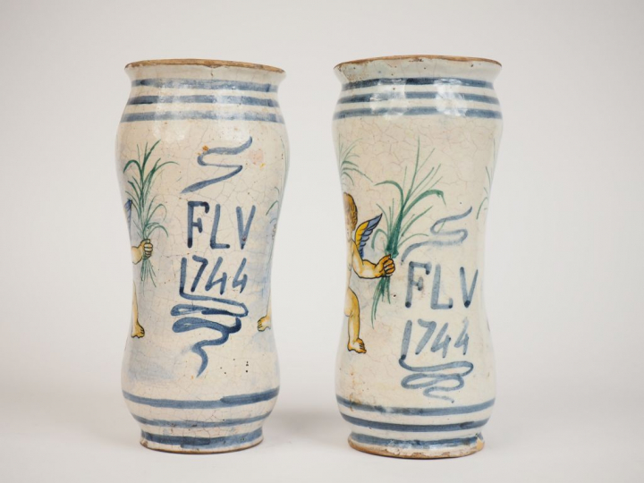 Paire d'albarellii de style XVIIIème en faience polychrome à décor de 