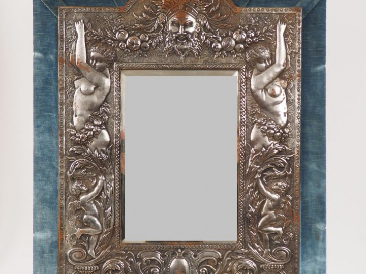 Miroir de style Louis XIV en métal, à décor au repoussé de mascaron, f