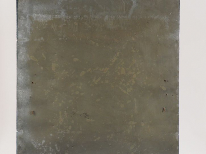 Miroir de style Louis XIV en métal, à décor au repoussé de mascaron, f