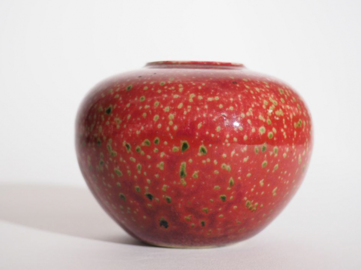 Godet de peintre en porcelaine et émail sang de bœuf reposant sur un f