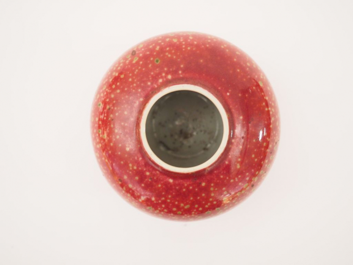 Godet de peintre en porcelaine et émail sang de bœuf reposant sur un f