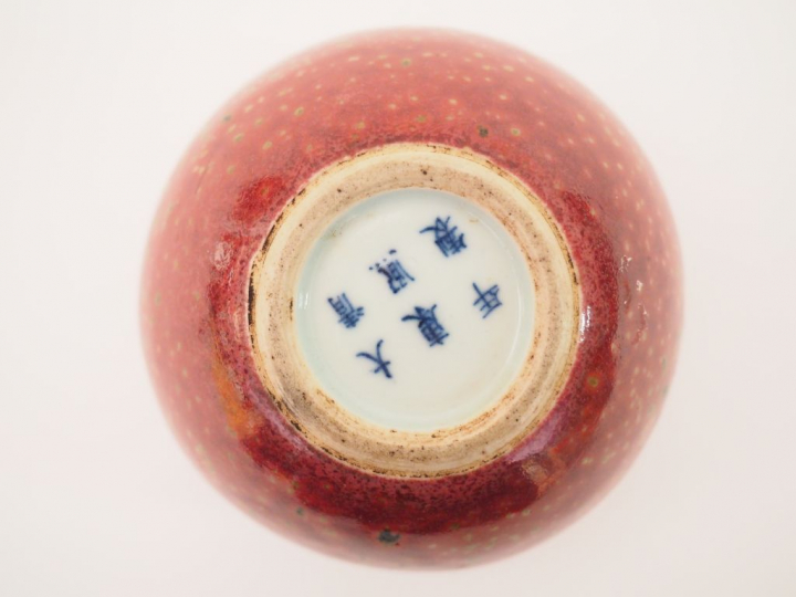 Godet de peintre en porcelaine et émail sang de bœuf reposant sur un f