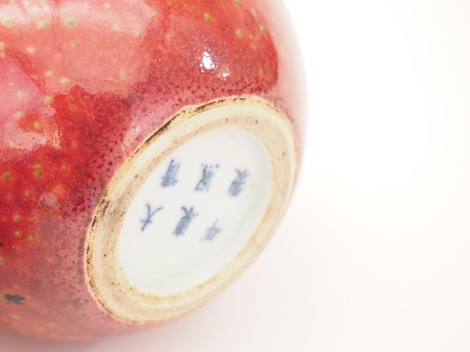 Godet de peintre en porcelaine et émail sang de bœuf reposant sur un f