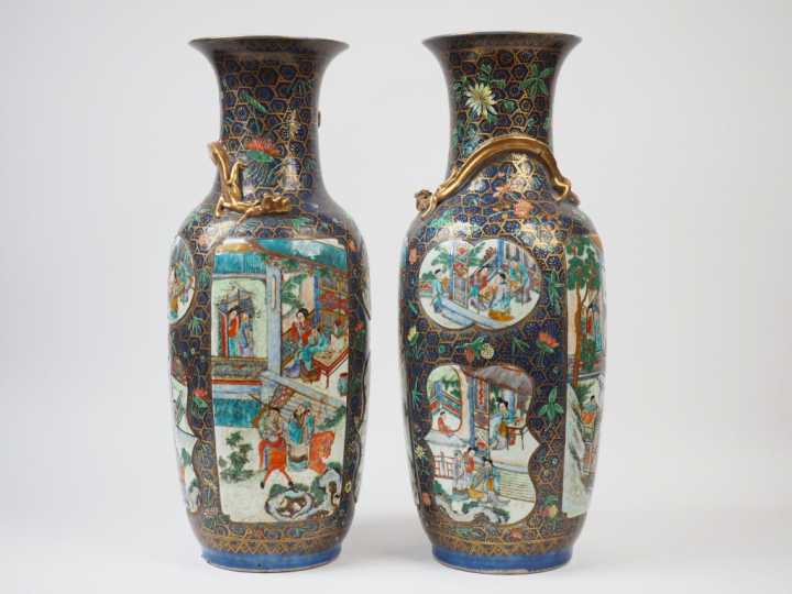 Paire de vases balustre en porcelaine de la famille rose, à décor en m