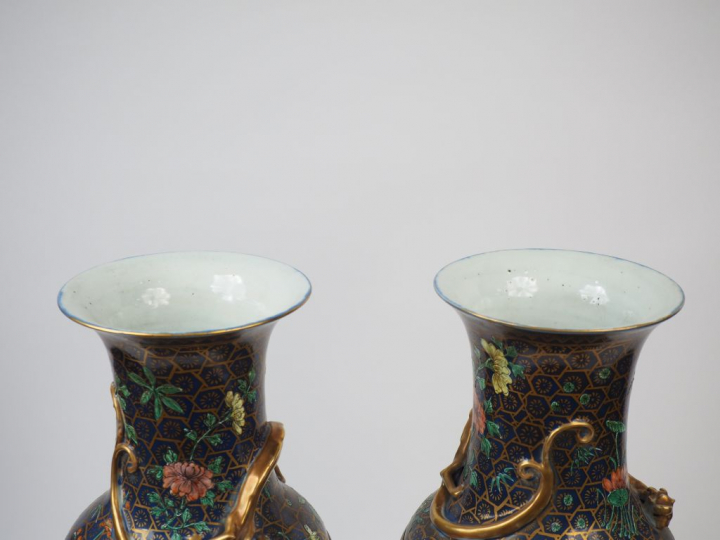 Paire de vases balustre en porcelaine de la famille rose, à décor en m