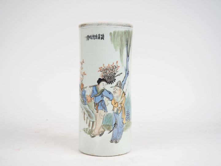 Vase cylindrique en porcelaine, à décor d'un pêcheur et d'une jeune fe