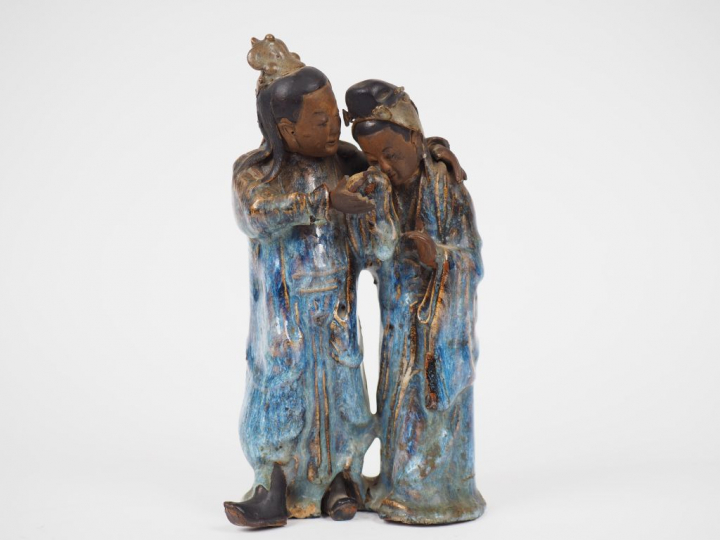 Groupe en céramique émaillée bleue représentant un homme consolant une