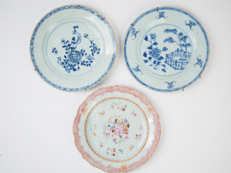Vente aux enchères Deux assiettes en porcelaine à décor bleu blanc de terrasses arborées.