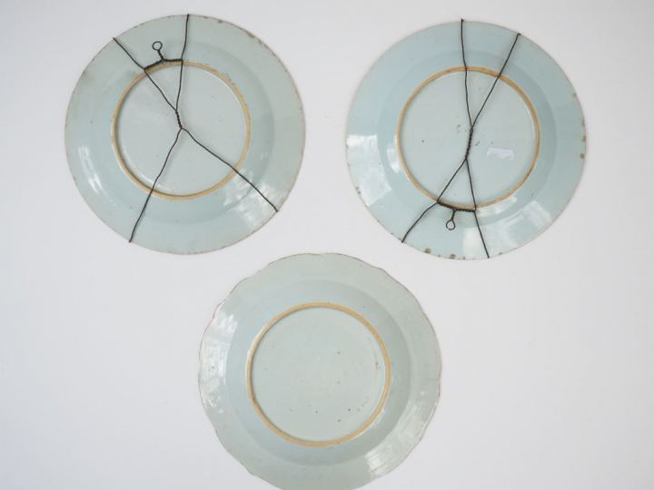 Deux assiettes en porcelaine à décor bleu blanc de terrasses arborées.