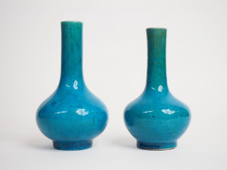 Vente aux enchères Deux petits vases bouteilles en porcelaine et émail bleu turquoise.  C