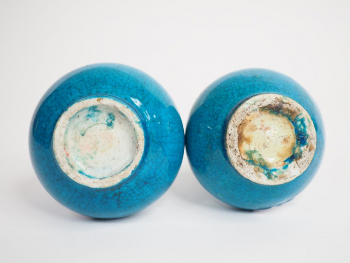 Deux petits vases bouteilles en porcelaine et émail bleu turquoise.  C