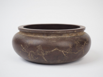 Vente aux enchères Brûle-parfum Yixing, à décor incisé d'oiseaux branchés et de motifs ca