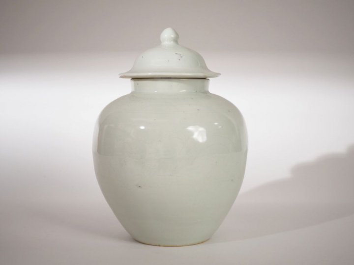 Potiche couverte en porcelaine blanche, à décor secret et incisé sous 