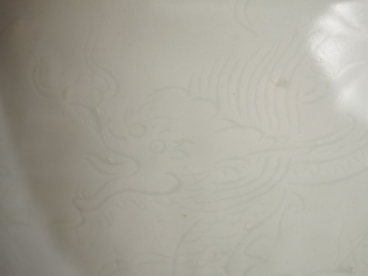 Potiche couverte en porcelaine blanche, à décor secret et incisé sous 