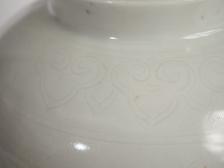 Potiche couverte en porcelaine blanche, à décor secret et incisé sous 