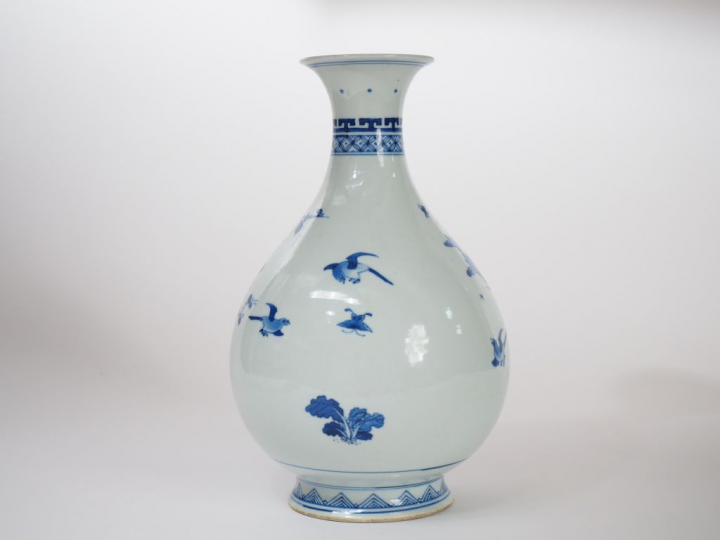 Vase piriforme en porcelaine blanche, à décor bleu sous couverte d'ois