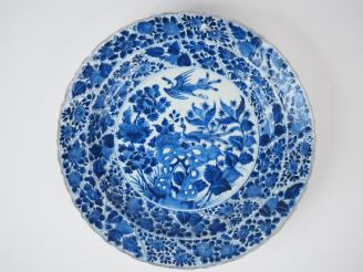 Vente aux enchères Plat en porcelaine blanche, à décor en bleu sous couverte en médaillon