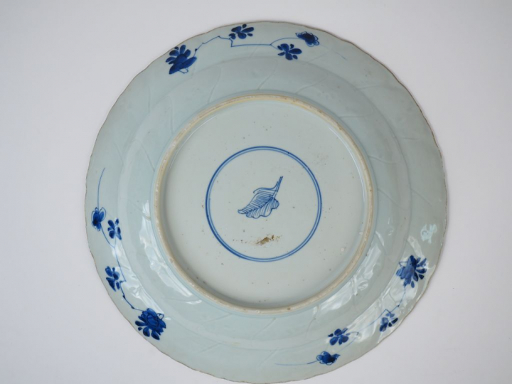Plat en porcelaine blanche, à décor en bleu sous couverte en médaillon