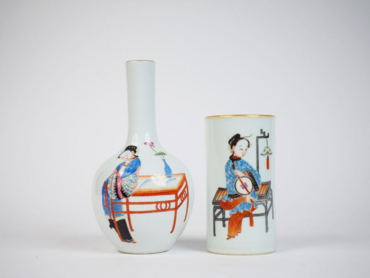 Ensemble comprenant :  - un petit vase bouteille en porcelaine de la f