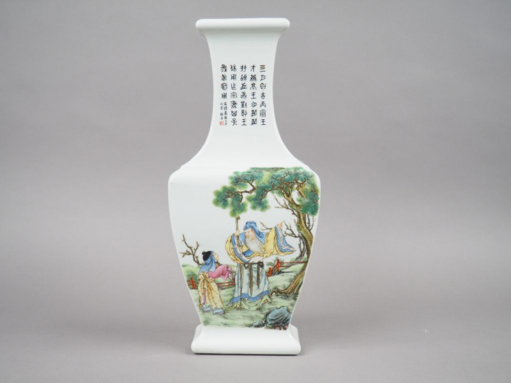 Vase de forme balustre en porcelaine et émaux dans le style de la fami