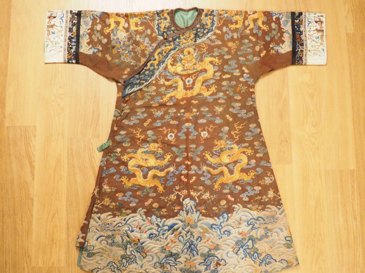 Robe d’été en voile brun brodé au fils dorés et polychromes de neuf dr