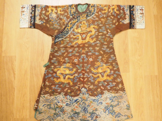 Vente aux enchères Robe d’été en voile brun brodé au fils dorés et polychromes de neuf dr