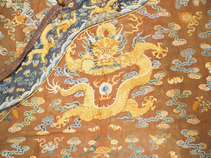 Robe d’été en voile brun brodé au fils dorés et polychromes de neuf dr