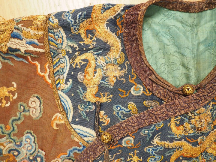 Robe d’été en voile brun brodé au fils dorés et polychromes de neuf dr