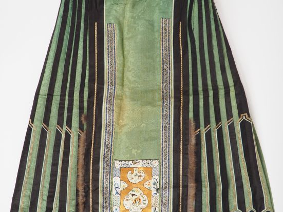 Lot de trois jupes, dont une jupe d’hiver en soie verte au plissé soul