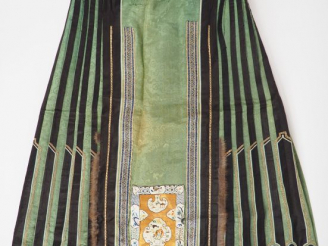 Vente aux enchères Lot de trois jupes, dont une jupe d’hiver en soie verte au plissé soul